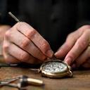 Restaurierung eines antiken Zeitmessers mit traditionellen Werkzeugen